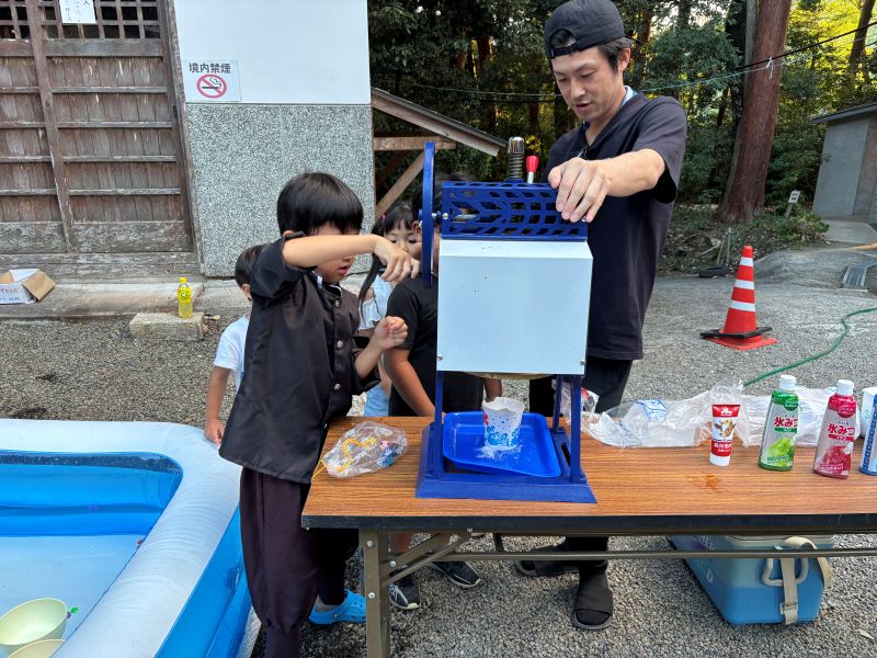 かき氷を作る男の子