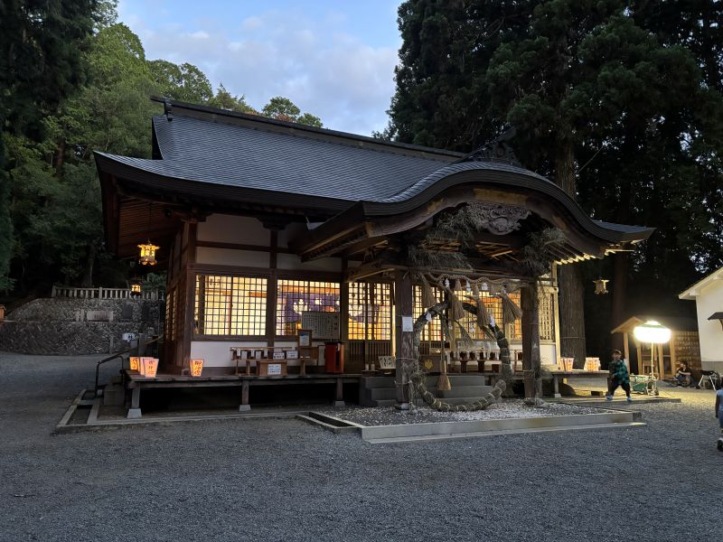 ライトアップされた髙岡神社の拝殿