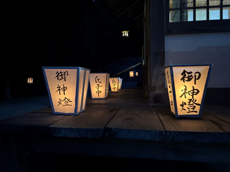 拝殿の周りに置かれた灯篭