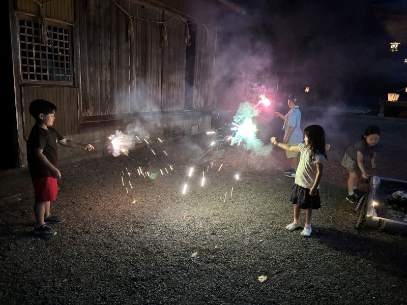 花火をする子供達
