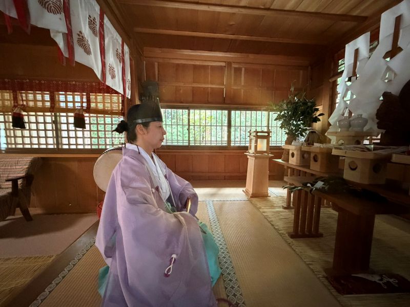 本祭りで祈りを捧げる女性宮司