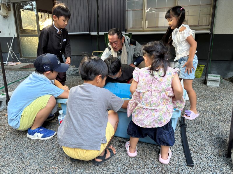 めだかすくいを楽しむ子供達