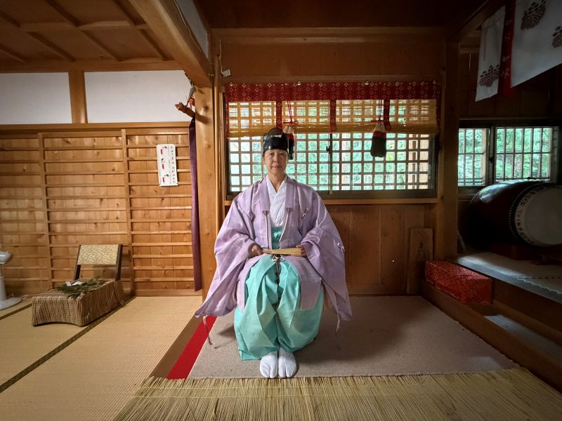 本祭りで祈りを捧げる女性宮司