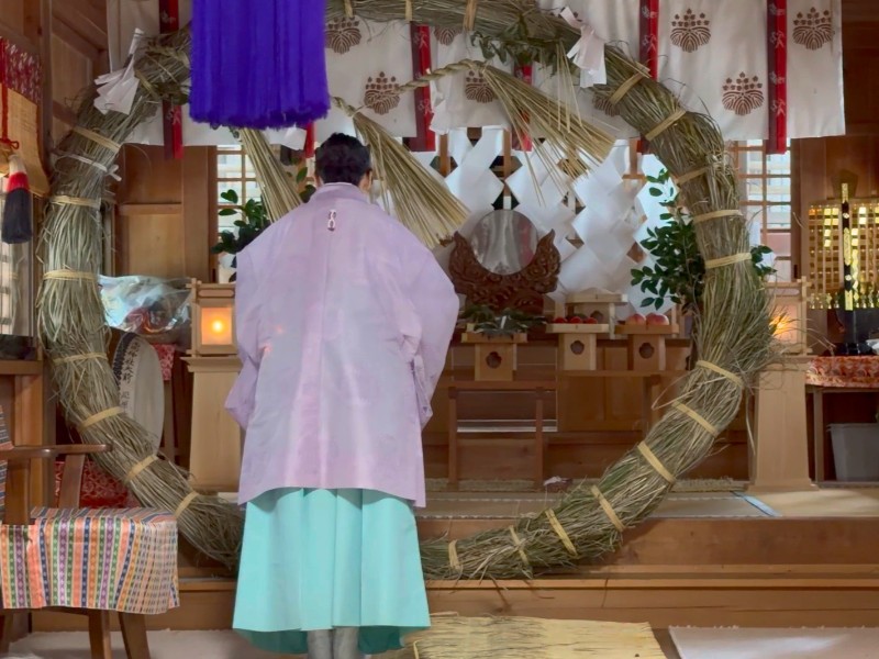本祭りで祈りを捧げる女性宮司
