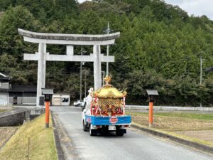鳥居の下を走るお神輿