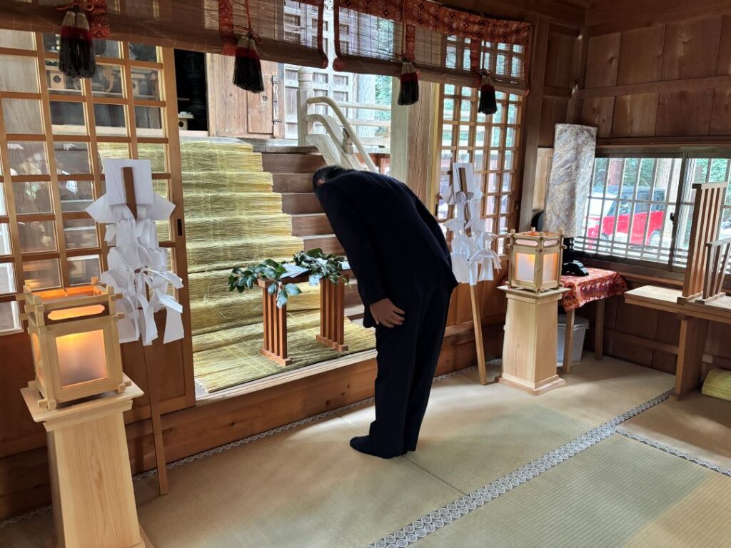 玉串を奉奠する氏子