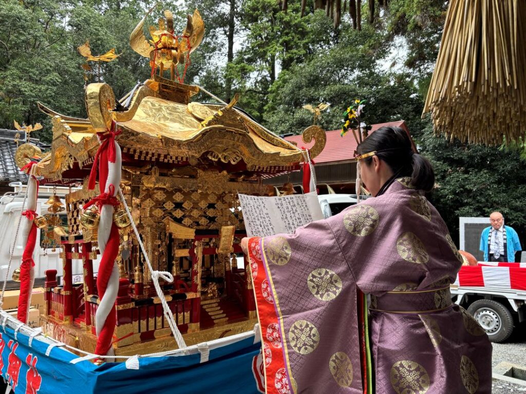 お神輿巡幸前ご祈禱する女性宮司