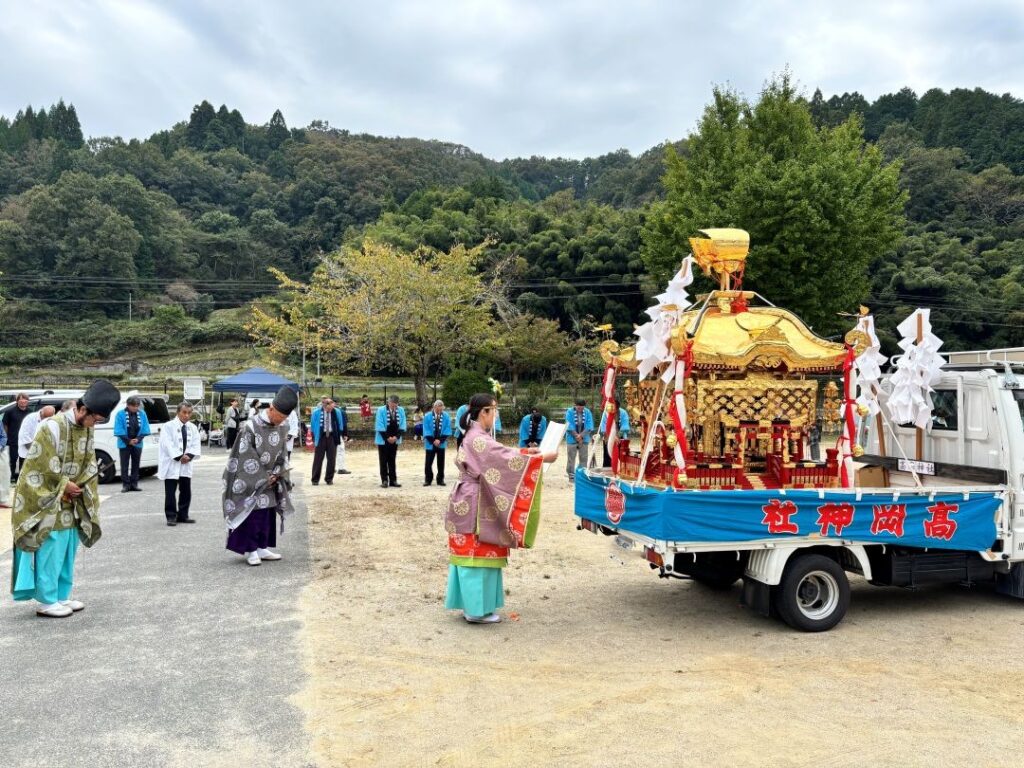 小学校でご祈禱する女性宮司