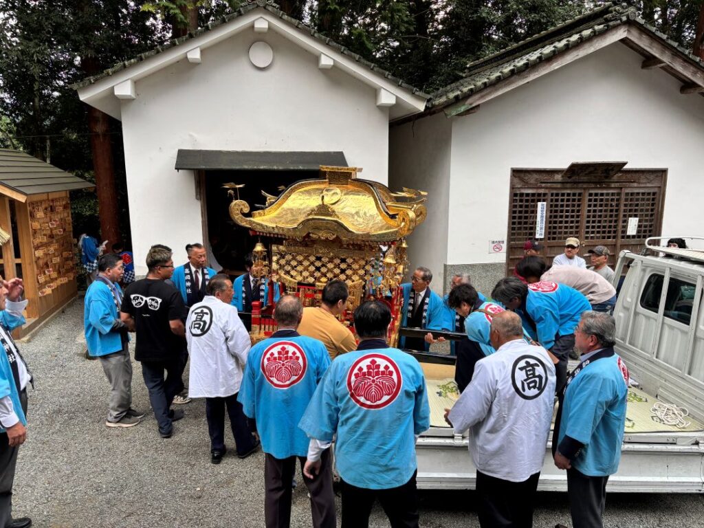 お神輿を軽トラックから降ろすところ